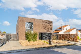 Deze prachtige energiezuinige woning straalt rust, ruimte en kwaliteit uit.Ideaal voor wie op zoek is naar een unieke combinatie van moderne luxe en...