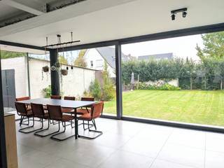 <p>Ruime, instapklare gezinswoning met 3 slaapkamers, bureau, zuidgerichte tuin en bijgebouw.</p><p>Wij verkopen onze woning in de Kerkstraat 86 in Essen. Het huis heeft een bewoonbare oppervlakte van ongeveer 180m² en staat op een zuidgericht perceel van 595m².<br />De woning werd van 2016 tot 2018 grondig verbouwd met hoogwaardige materialen (onderhoudsvriendelijke keramische tegel beneden en parket op de eerste verdieping, aluminium ramen,…). De spouwmuur werd geïsoleerd en het dak werd nagekeken en langs binnen geïsoleerd. Nadien nog verder voorzien van zonnepanelen en airco.</p><p>GELIJKVLOERS<br />Beneden is er een ruime en lichte leefruimte met zicht op de tuin, vloerverwarming en een open, goed uitgeruste keuken met kookeiland. De keuken (2018) beschikt over een vaatwasser, inductiekookplaat, oven en veel opbergruimte.</p><p>Verder is er op het gelijkvloers een aparte bureauruimte, een toilet en een wasplaats met inloopdouche en ingemaakte kasten.</p><p>BOVENVERDIEPING<br />Boven zijn er drie slaapkamers. De ruime badkamer heeft zowel een ligbad als een inloopdouche. Op de nachthal bevindt zich nog een apart toilet.</p><p>BUITEN<br />De zuidgerichte tuin is voorzien van een terras waar je optimaal van de zon kunt genieten. In de tuin staat ook een bijgebouw, dat bijvoorbeeld gebruikt kan worden als berging, hobbyruimte of werkplaats.</p><p>Vooraan is er een ruime oprit met plaats voor twee wagens naast elkaar.</p><p>Extra bijzonderheden:</p><p>•⁠ ⁠voorraadkelder<br />•⁠ ⁠bergzolder, bereikbaar met vlizotrap<br />•⁠ ⁠airco in 2 slaapkamers en leefruimte<br />•⁠ vloerverwarming op de benedenverdieping<br />•⁠ ⁠groot schuifraam naar de tuin met elektrische screens<br />•⁠ ⁠zowel boven- als benedenverdieping zijn voorzien van een douche<br />•⁠ ⁠EPC label B (na opmaak wel nog 4kWp zonnepanelen geïnstalleerd)<br />•⁠ ⁠oven vernieuwd in 2022<br />•⁠ ⁠bijgebouw van ongeveer 30m²<br />•⁠ ⁠centrale ligging in Essen</p><p>Bezichtiging op afspraak</p>