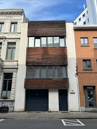 Super gelegen appartement met dakterras en grote garage aan Zurenborg. Klein gebouw met slechts twee appartementen. Dit appartement is gelegen op...