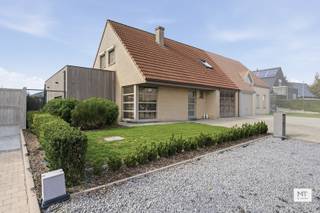 In een doodlopende straat, gelegen in een rustige residentiële wijk te Houthulst treffen we deze <strong>instapklare woning</strong>. Het pand werd gebouwd in 2005 en in 2012 uitgebreid met een <strong>magnifieke aanbouw</strong>, voorzien van vloerverwarming. <br /><br /><strong>Indeling van het pand </strong>
<ul>
	<li>Gelijkvloerse verdieping: inkomhal met gastentoilet (9 m²), woon- en eetkamer (30 m²) met aansluitend de aanbouw (21 m²) en de open keuken (14 m²) voorzien van volgende toestellen: anderhalve spoelbak, gasfornuis, vaatwasser, oven en koelkast. Daarbij vinden we nog een wasplaats (8 m²) met op maat gemaakte kasten en de garage (15 m²) met automatische sectionale poort. </li>
	<li>Eerste verdieping: nachthal, 3 slaapkamers (15 - 11 - 8 m²) en badkamer (9 m²) met dubbel wasmeubel, bad, douche en toilet. </li>
	<li>Tweede verdieping: zolder - bereikbaar via uitschuifbare trap </li>
</ul>
<br /><strong>Kenmerken van het pand </strong>

<ul>
	<li>De woonkamer en aansluitende aanbouw is voorzien van parket </li>
	<li>Recente CV-ketel, inbouwkasten, terras, tuinhuis, ... </li>
	<li>Regenwater </li>
</ul>
<br />Benieuwd naar de indeling? Check zeker onderstaande video. <br />https://youtube.com/shorts/3h0BJvM2SRY?feature=share<br /><br />Meer informatie of een vrijblijvend bezoek? <br />Contacteer Eden op 0470 43 78 21 of mail info@minthus.be 