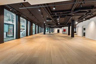 Op een uiterst centrale en uitstekend bereikbare locatie in Wijnegem bevindt zich deze hoogwaardige commerciële ruimte van maar liefst 723 m².<br />Gelegen in de plint van de stijlvolle residentie Annonciaden, waar heel wat erkende assistentiewoningen zijn ondergebracht, geniet deze eigendom van een uitstekende visibiliteit en een constante passage.<br />De ruimte is afgewerkt met oog voor kwaliteit en comfort en is onmiddellijk instapklaar. Ze beschikt onder meer over een elegante parketvloer, een centraal gestuurd verwarmings- en koelingssysteem, een royale plafondhoogte, een representatieve onthaalbalie, een volledig ingerichte keuken en meerdere sanitaire voorzieningen.<br />Dankzij haar flexibele indeling en hoogwaardige afwerking is deze eigendom geschikt voor tal van professionele activiteiten, zoals o.a.: fitness- of wellnesscentrum; pilates- of yogastudio; (para)medische praktijk; showroom; handelszaak; kantoor; opleidings- of polyvalente ruimte; ...<br />De commerciële ruimte beschikt over twee afzonderlijke toegangen, zowel via de Turnhoutsebaan als via de Schoolstraat, wat de bereikbaarheid en functionaliteit aanzienlijk verhoogt. Bovendien kan het pand, mits de nodige aanpassingen, opnieuw worden opgesplitst in twee afzonderlijke handelsruimtes.<br /><br />Een extra troef is de flexibiliteit: deze eigendom is zowel te koop als te huur, waardoor zowel investeerders als eindgebruikers hier een unieke opportuniteit vinden. Er zijn 5 ondergrondse staanplaatsen in de prijs inbegrepen en in de oppervlakte van de polyvalente ruimte is reeds een riante (hoge en brede) garagebox op de gelijkvloerse verdieping inbegrepen.<br /><br />Troeven op een rij:
<ul>
<li>Commerciële ruimte van 723 m²</li>
<li>Zeer centrale toplocatie in Wijnegem</li>
<li>Uitstekende zichtbaarheid en bereikbaarheid</li>
<li>Hoogwaardige en instapklare afwerking</li>
<li>Centrale verwarming en koeling</li>
<li>Meerdere afzonderlijke toegangen</li>
<li>Geschikt voor uiteenlopende commerciële en professionele activiteiten</li>
<li>Mogelijkheid tot opsplitsing in twee units</li>
<li>Zowel te koop als te huur</li>
</ul>
Bent u op zoek naar een representatieve commerciële ruimte met tal van mogelijkheden op een absolute toplocatie? Contacteer Vons via info@vbvastgoed.be of 03 337 50 70 voor meer informatie of een vrijblijvende bezichtiging.
