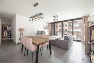 <p><span>Discover this turnkey apartment with a prime location in the bustling center of Brasschaat, with stores, public transport, restaurants right outside the door and the park of Brasschaat within walking distance.</span></p><p><span> The apartment consists of:</span></p><ul><li><span>A bright living space with large windows</span></li><li><span>An open kitchen with plenty of cupboard space, stove, double sink, fridge and oven (connection for dishwasher possible)</span></li><li><span>A bathroom with shower and sink</span></li><li><span>A practical storage room with connection for washing machine</span></li><li><span>A separate toilet</span></li><li><span>1 bedroom with access to the balcony</span></li></ul><p><span>Advantages:</span></p><ul><li><span>You can safely store your bike in the bike shed in the underground garage of the building.</span></li><li><span>Favourable EPC and electricity compliance</span></li><li><span>Ready to move in</span></li><li><span>Central location</span></li></ul><p><span>Looking for a hassle-free move-in ready property in a lively and green community? Contact us soon for an appointment.</span></p><p><span> </span></p>