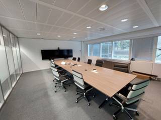 Bureaux modernes entre 440 et 1.000m² dans un immeuble de bureau qualitatif avec parking sous-terrain avec 54 places et 16 places de parking extérieures. Ratio de parking de 1/50. Excellente accessibilité en voiture grâce à la localisation à côté de l'A12 et le Ring de Bruxelles. Le bâtiment a été rénové récemment et est donc près à l'emploi. Possibilité de partager le rez-de-chaussée aménagé en restaurant et salles de réunion avec d'autres locataires.<br />Surface: 610 m².<br />Parking: 500 €/place/an.<br />Hors charges.