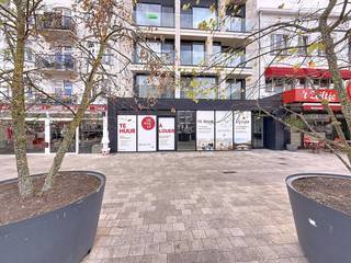 Commerciële toplocatie te huur in het bruisende hart van De PanneBent u op zoek naar een strategisch gelegen handelsruimte met maximale zichtbaarheid? Deze gloednieuwe handelsgelijkvloerse ruimte op de Markt van De Panne biedt alles wat een succesvolle onderneming nodig heeft: een uitstekende ligging met veel passage, een ruime kelder voor stockage of extra ruimte, en een aangenaam terras dat extra troeven biedt voor bijvoorbeeld horeca, detailhandel of vrije beroepen.Dankzij de grote raampartijen geniet u van optimale zichtbaarheid en natuurlijke lichtinval – ideaal om uw zaak in de kijker te zetten.Geschikt voor diverse doeleinden: horeca, retail, showroom, kantoor, praktijkruimte, en meer.Grijp deze unieke kans om uw zaak te vestigen op een toplocatie in een levendige en toeristische gemeente!Details:- Oppervlakte 264 m² + 90 m² terras achteraan en kelder 70 m²- etalage : 9,15 m- Onroerende voorheffing wordt ook integraal door de huurder betaald.Afwerking: casco handelspand - vraag naar de mogelijkheden - Zonnepanelen (36x375W) ten voordele van het handelsgelijkvloersEen buitenkans voor ondernemers die op zoek zijn naar een strategische locatie met uitstraling.Aarzel zeker niet contact op te nemen indien dit bedrijfsvastgoed bestaande uit een handelspand te te huur in De Panne u mogelijks kan interesseren.