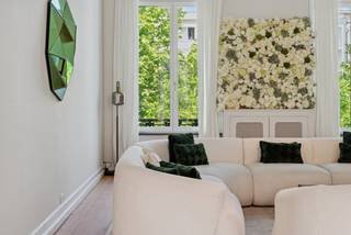 In een karaktervol en imposant herenhuis, gelegen in het hart van de stad, bevindt zich op de tweede verdieping dit stijlvolle en bijzonder ruime appartement. Met zijn unieke indeling, hoogwaardige afwerking en royale leefoppervlakte biedt deze woning een zeldzame combinatie van elegantie en comfort. Aan de achterzijde geniet u van een serene, groene omgeving, een oase van rust te midden van het levendige stadsleven.<br /><br />De leefruimte valt op door de hoge plafonds en grote ramen die het appartement overspoelen met natuurlijk licht en een gevoel van openheid creëren. Een sfeervolle haard vormt het warme middelpunt van het woongedeelte. De open keuken is een absolute blikvanger, voorzien van een centraal kookeiland, luxe inbouwapparatuur en verfijnde afwerkingsdetails zoals een marmeren werkblad. Naast de keuken bevindt zich een handige bijkeuken met aansluitingen voor wasmachine en droogkast.<br /><br />Aan de rustige achterzijde ligt een prachtig terras met uitzicht, ideaal om in alle privacy te ontspannen. De ruime master bedroom is een comfortabele retreat, compleet met een luxueuze badkamer, voorzien van een inloopdouche, vrijstaand bad en dubbele wastafel. De tweede slaapkamer heeft eveneens een eigen douchekamer, wat perfect is voor gasten of medebewoners.<br /><br />Meer info en een 3D-rondleiding op www.hillewaere-vastgoed.be