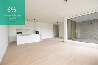 <p><span> </span></p><p><span>Zoek je een appartement met ruimte, licht en groen in de stad? Dan is dit nieuwbouwappartement precies wat je nodig hebt. Met een bruto oppervlakte van ca. 133 m², drie slaapkamers, hoge plafonds, overvloedig natuurlijk licht en een terras van ca. 9m² vind je hier alles wat doorgaans moeilijk te combineren is. Nóg troeven: mogelijkheid om aan te kopen onder 6% btw,- (mits voldaan aan voorwaarden).</span></p><p><span> </span></p><p><span>Hoogwaardige afwerking</span><span><br />Reeds bij het binnenkomen merk je dat er veel aandacht is besteed aan afwerking en detail. De inkomhal leidt je naar het volledige appartement, waar een doorlopende houten parketvloer voor een warme en stijlvolle uitstraling zorgt. De open keuken is voorzien van kwalitatieve toestellen van Whirlpool, een inductiekookplaat en een elegant werkblad. Ze sluit aan op een lichtrijke woonkamer met grote ramen en moderne accenten, zoals zwarte inbouwspots. Het schuifraam opent naar het terras, waardoor binnen- en buitenleven moeiteloos in elkaar overvloeien.</span></p><p><span> </span></p><p><span>Drie slaapkamers en luxueuze badkamer</span></p><p><span>Via de nachthal bereik je de drie slaapkamers, elk met dezelfde parketvloer, aluminium ramen met hoogrendementsglas en ingebouwde ventilatie. De badkamer straalt luxe uit met een inloopdouche voorzien van regenkop, dubbele wastafel, grote spiegel en terrazzo vloer- en wandtegels in steenlook. Daarnaast is er nog een aparte berging en een apart toilet aanwezig.</span></p><p><span> </span></p><p><span>Energiezuinig en modern</span><span><br />Dit nieuwbouwappartement is volledig afgewerkt en onmiddellijk beschikbaar. Met 6 zonnepanelen (2640 Wp) en hoogrendementsglas woon je hier toekomstgericht én energiezuinig.</span></p><p><span>Ondergrondse autostaanplaats aan te kopen voor € 28.200,-</span></p><p><span> </span></p><p><span>Rivierenhof om de hoek</span><span><br />Je woont hier ideaal, overal dichtbij en toch heerlijk rustig en groen. Het prachtige Rivierenhof, het grootste park van de stad, ligt op amper een paar minuten wandelen. Binnen een straal van nog geen 500 meter zijn liefst vier supermarkten. Ook heel wat buurtwinkels zijn vlakbij. Met de fiets, de bus of de tram sta je snel in de stad, met de auto sta je zo op de autostrade. Door de vernieuwing van de Wouter Haecklaan bevindt je je in het groen. </span></p><p><span><br />Ondergrondse autostaanplaats optioneel aan te kopen voor €28.200. </span></p><p><span>Dankzij E-peil onder E20 betaald u de eerste 5 jaar geen onroerende voorheffing.</span></p><p><span> </span></p><p><span>Ter info: </span></p><p><span>€ 449.000,- Prijs exclusief BTW en andere belastingen: </span></p><p><span>€ 535.208,- Prijs inclusief 21% BTW op constructie en registratierechten op het grondaandeel</span></p><p><span>€ 481.328,- Prijs inclusief 6% BTW op constructie en registratierechten op het grondaandeel - voorwaarden 6%, klik op volgende link: <span>de toelichting van de FOD Financiën</span></span><span>.</span></p><p><span> </span></p><p><span> </span></p>