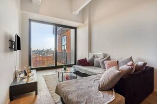 Loft-appartement (75m²) met één slaapkamer te koop in een voormalig fabrieksgebouw gelegen te Anderlecht. Het gebouw werd omgevormd naar lofts en opgeleverd in 2015. De hoge plafonds, het ruimte gevoel en het aangename terras van 15m² zijn slechts enkele troeven van dit appartement.<br /><br />Het appartement is als volgt ingedeeld: <br />- ruime lichtrijke woonkamer met open keuken en aanpalend terras<br />- keuken voorzien van al het nodige comfort: kookplaat, ingebouwde koelkast, oven en vaatwasmachine<br />- toegang tot het terras van 15m²<br />- apart toilet<br />- één slaapkamer met en-suite badkamer voorzien van dubbele wastafel en douche<br />- zithoek dewelke gebruikt kan worden als open bureau-ruimte<br />- berging met aansluiting voor wasmachine<br />- kelder n°25<br />- staanplaats (buiten) n°46 (verplicht aan te kopen, niet inbegrepen in vraagprijs)<br /><br />Het appartement beschikt daarnaast over een zeer gunstig EPC-attest (label C) waardoor wordt voldaan aan de energetische normen opgelegd voor Brussel in 2033. <br /><br />Vraagprijs: 269.000 EUR + 20.000 EUR voor de staanplaats.<br />Het appartement wordt momenteel verhuurd tot eind april 2026.<br /><br />Het appartement is gelegen in de nabijheid van openbaar vervoer (metro en bus) en op enkele minuten wandelen van grootwarenhuizen (Colruyt). In de buurt kan je ook terecht in het 'Bospark', een park van 5 hectare groot met o.a. een speeltuin voor kinderen.<br /><br />Wens je dit appartement graag te bezichtigen? Doe een aanvraag via www.dewaele.com of contacteer Danielle Kaluza via 0491 27 21 88.<br /><br />DISCLAIMER: Sommige afbeeldingen in deze presentatie zijn met AI gegenereerd om het potentieel van het pand te illustreren. Ze tonen niet de exacte, huidige staat. Aan deze beelden kunnen geen rechten worden ontleend.