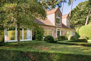<p>Deze ruime villa combineert een praktische indeling met veel licht, privacy en een aangenaam zicht op de tuin. Dankzij de aanwezigheid van een lift, een slaapkamer en badkamer op het gelijkvloers en verschillende royale leefruimtes biedt de woning heel wat comfort voor vandaag én later.</p>
<p>Via de ruime inkomhal met afzonderlijk toilet en handenwasser kom je in de leefruimte en het eetgedeelte, waar grote raampartijen voor veel daglicht zorgen. De aparte keuken kijkt uit op de tuin en sluit aan op een praktische wasplaats/berging. Verder beschikt de woning over een zeer ruime garage.</p>
<p>Op het gelijkvloers bevindt zich ook een volwaardige slaapkamer met badkamer, wat de woning extra interessant maakt voor wie gelijkvloers wil wonen, gasten wil ontvangen of een aparte werkruimte zoekt.</p>
<p>Op de eerste verdieping ligt de ruime masterbedroom met airconditioning en een badkamer met douche, ligbad, toilet en dubbele wastafel. Daarnaast zijn er nog twee slaapkamers en een tweede badkamer met douche, bad, dubbele lavabo en toilet.</p>
<p>Boven de garage bevindt zich bovendien een grote zolderruimte, bereikbaar via een houten trap vanuit de garage én vanuit de eerste verdieping. Ideaal als extra opslagruimte, hobbyruimte of voor verdere invulling.</p>
<p>De villa beschikt over een mooi aangelegde voortuin en een ruime, groene achtertuin met veel privacy. Aansluitend aan de woning bevindt zich een gezellig overdekt terras, ideaal om ook bij minder weer buiten te zitten. De tuin biedt verder voldoende ruimte voor verschillende zitplekken en vormt een aangename, rustige omgeving rond de woning.</p>
<p>Deze villa is gelegen in de rustige en groene Bosdreef, een eenrichtingsstraat op een gunstige locatie tussen de centra van Kapellen en Brasschaat. Hier geniet u van een aangename, residentiële omgeving met vlotte verbindingen naar winkels, scholen en andere voorzieningen. Antwerpen bereikt u in ongeveer 20 minuten met de wagen en ook de verbinding richting Nederland is bijzonder gunstig.</p>
<p><br /><br /></p>