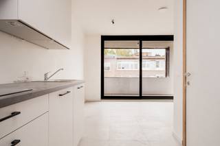 <p>Lichtrijk appartement op de eerste verdieping in het moderne project Meerlenhof te Hoboken. Het appartement combineert hedendaagse architectuur met een doordachte indeling en een rustige, groene ligging nabij het centrum en het openbaar vervoer.<br /><br />De inkomhal geeft toegang tot een ruime leefruimte met grote raampartijen en een open keuken met eetgedeelte. De woning beschikt over twee slaapkamers, een moderne badkamer met inloopdouche, een apart toilet en een praktische berging/wasruimte. Het zuidgerichte terras sluit mooi aan bij de leefruimte en biedt een aangename buitenplek.<br /><br />Extra’s:<br />- Zuidgericht terras met mooi uitzicht<br />- Privatieve kelderberging<br />- Gemeenschappelijke fietsenberging<br />- Energiezuinig ontwerp met kwaliteitsvolle afwerking<br />- Individuele nutsvoorzieningen (gas, elektriciteit, water)<br />- Rustige ligging met vlotte bereikbaarheid<br />- Nabij winkels, scholen en openbaar vervoer<br /><br />Inclusief kelderberging, aan te kopen voor €5.000.<br />Lichtrijk appartement op de tweede verdieping in het moderne project Meerlenhof te Hoboken. Het appartement combineert hedendaagse architectuur met een doordachte indeling en een rustige, groene ligging nabij het centrum en het openbaar vervoer.<br /><br />De inkomhal geeft toegang tot een ruime leefruimte met grote raampartijen en een open keuken met eetgedeelte. De woning beschikt over twee slaapkamers, een moderne badkamer met inloopdouche, een apart toilet en een praktische berging met wasruimte. Het zuidgerichte terras sluit mooi aan bij de leefruimte en biedt een aangename buitenplek.<br /><br />Extra’s:<br />- Zuidgericht terras met mooi uitzicht<br />- Privatieve kelderberging<br />- Gemeenschappelijke fietsenberging<br />- Energiezuinig ontwerp met kwaliteitsvolle afwerking<br />- Individuele nutsvoorzieningen (gas, elektriciteit, water)<br />- Rustige ligging met vlotte bereikbaarheid<br />- Nabij winkels, scholen en openbaar vervoer<br /><br />Inclusief kelderberging, aan te kopen voor €5.000.<br />Verkoop onder BTW-regeling. <br /><br />Een eigentijds en comfortabel appartement met veel lichtinval en een ideale ligging voor wie rustig wil wonen vlak bij de stad.<br />Een eigentijds en comfortabel appartement met veel lichtinval en een ideale ligging voor wie rustig wil wonen vlak bij de stad.</p>
<p><span> </span></p>