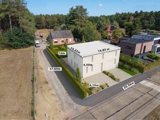 TE KOOP | Prachtige bouwgrond in Averbode<br /><br />Op een rustige en groene toplocatie in Averbode vindt u deze mooie bouwgrond voor open bebouwing, gelegen vóór de bestaande woning. Het perceel biedt tal van mogelijkheden en vormt de ideale basis voor wie zijn droomwoning volledig naar eigen wensen wil realiseren.<br /><br />Bouwmogelijkheden<br /><br />De voorschriften laten een hoofdgebouw toe met een maximale bebouwbare oppervlakte van 150 m² op het gelijkvloers, met:<br /><br />- een minimale voorgevelbreedte van 7 meter;<br />- een minimale bouwdiepte van 9 meter;<br />- maximaal 2 bouwlagen + zolder;<br />- een maximale nokhoogte van 11 meter;<br />- een maximale kroonlijsthoogte van 6,5 meter bij een hellend dak of 7 meter bij een plat dak.<br /><br />Daarnaast zijn er nog verschillende mogelijkheden:<br /><br />- Vrije keuze van dakvorm en gebruik van duurzame materialen;<br />- een bijgebouw tot 40 m², bijvoorbeeld als tuinhuis, berging of poolhouse;<br />- mogelijkheid tot een complementaire functie, zoals een kantoor of dienstverlening, tot maximaal 75 m², waarbij wonen de hoofdfunctie blijft.<br /><br />De combinatie van de groene omgeving, rustige ligging en ruime bouwmogelijkheden maakt dit perceel bijzonder interessant voor wie op zoek is naar een bouwgrond met mogelijkheden.<br /><br />Interesse? Neem gerust contact met ons op voor meer informatie of een bezoek ter plaatse.<br /><br />014/95.37.50<br />immo@degroot-celen.be