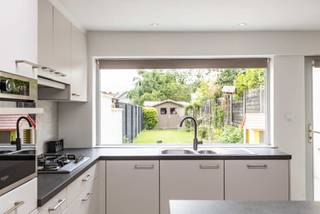 <p><span>Bent u op zoek naar een charmante woning met twee slaapkamers en een prachtige, verzorgde tuin? Dan stellen wij u graag deze gezellige rijwoning, met een bewoonbare oppervlakte van 120m², voor. Gelegen in de Vaartstraat te Willebroek geniet u hier van een rustige ligging nabij het water, terwijl het station, openbaar vervoer en scholen zich op wandelafstand bevinden. Bovendien bereikt u met de wagen vlot de A12.<br /><br /></span><span><span>Indeling<br /></span> <br />Via de inkomhal betreden we de sfeervolle woon- en eetkamer, waar de lichtinval en authentieke elementen meteen in het oog springen. Aansluitend bevindt zich de open keuken, uitgerust met alle nodige comfort. Vanuit de keuken heeft u een prachtig uitzicht op het zonnige terras en de uiterst verzorgde tuin, waar het heerlijk vertoeven is. Op het gelijkvloers vinden we ook een gastentoilet.</span></p>
<p><span>Op de eerste verdieping bevinden zich een ruime slaapkamer van 16 m² en een volledig vernieuwde badkamer, uitgerust met een ligbad, douche, dubbele lavabo en toilet. Daarnaast is er op deze verdieping ook ruimte voorzien voor een wasmachine en droogkast.</span></p>
<p><span>De tweede verdieping werd volledig ingericht als een ruime slaapkamer van maar liefst 18 m².<br /><br /><span>Troeven</span></span></p>
<ul>
<li><span>Dak vernieuwd</span></li>
<li><span>Instapklaar</span></li>
<li><span>EPC-label C - geen renovatieverplichting</span></li>
<li><span>Elektrische installatie conform</span></li>
</ul>
<p>Deze woning is de ideale thuis voor alleenstaanden of koppels.</p>
<p><span>Interesse? Contacteer ons vandaag nog voor een bezoek ter plaatse!</span></p>
<p><strong><span>info@impromove.be - </span>02 887 80 56</strong></p>