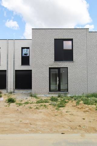 Op de grens van Roeselare en Hooglede, in de Simonne Brugghestraat, staan deze halfopen en gesloten nieuwbouwwoningen in een rustige en kindvriendelijke buurt. Ze charmeren met hun unieke nieuwbouwstijl, waarbij een goede bereikbaarheid en een groene omgeving perfect samenkomen. Je kunt gemakkelijk de autosnelweg nemen of het openbaar vervoer gebruiken. Bovendien geniet je van de nabijheid van ziekenhuizen, scholen, winkels en diverse recreatiemogelijkheden, waardoor het een ideale woonplek is voor zowel jong als oud.<br /><br /><strong>Troeven van deze woningen:</strong>
<ul>
	<li>Instapklare, energiezuinige woning;</li>
	<li>Vloerverwarming op het gelijkvloers in combinatie met het warmtenet;</li>
	<li>3 ruime slaapkamers;</li>
	<li>Badkamer uitgerust met een inloopdouche, bad en dubbel lavabomeubel;</li>
	<li>Ruime inpandige garage met automatische sectionaalpoort;</li>
	<li>Vanuit de garage is er toegang tot de aangelegde tuin;</li>
</ul>
<br />Wil je meer informatie? Neem dan nu nog contact met ons op!