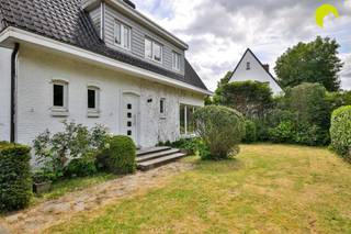 <p><span>Op de grens van Kontich en Hove bieden wij u deze charmante open bebouwing op een zuidoost gericht perceel van 589 m².</span></p><p><span>Deze locatie biedt u in de directe nabijheid grote verbindingswegen, winkels, scholen, openbaar vervoer, enzovoort. Achteraan is er een servitudeweg die rechtstreekse doorgang geeft naar de Vredestraat en de rustige woonwijken van Hove alsook een veilige fietsverbinding naar het treinstation.</span></p><p><span> </span></p><p><span>De woning werd gebouwd in 1952 en heeft een degelijke basis structuur. Ze kan een grondige opfrissing gebruiken doch onderging reeds enkele belangrijke updates:</span></p><p><span>In 2012 werd er een nieuw dak geplaatst, er liggen 11 zonnepanelen en de verwarming loopt op een zuinige condensatieketel van 2023. Verder zijn er pvc-ramen met dubbele beglazing (1992). Alles tesamen resulteert dit in een EPC met C-label. </span></p><p><span>De elektriciteit dient wel aangepast te worden. </span></p><p><span> </span></p><p><span>Indeling:</span></p><p><span>We betreden de woning via de inkomhal. Hier is een apart gastentoilet en ruimte voor vestiaire.</span></p><p><span>Rechts zien we de ruime woonkamer (39 m²) met grote ramen die zorgen voor veel natuurlijke lichtinval.</span></p><p><span>Aansluitend vinden we de ruime leefkeuken van Dovy (2017) die voorzien is van veel kastruimte en de nodige toestellen.</span></p><p><span>Van hieruit hebben we toegang tot het bankirai terras en de omheinde tuin met poortje naar de servitudeweg.</span></p><p><span>De vrijstaande garage (32 m²) bevindt zich links op het perceel en is toegankelijk via de oprit waar nog gemakkelijk 3 wagens achter elkaar kunnen parkeren.</span></p><p><span>Op het gelijkvloers achteraan vinden we de badkamer (2013) met ligbad, douche en dubbel lavabomeubel.</span></p><p><span> </span></p><p><span>Op de eerste verdieping zijn er 3 slaapkamers, waarvan de grootste eventueel in 2 kan worden opgesplitst. </span></p><p><span>In de nachthal is er eveneens een apart toilet.</span></p><p><span>Tenslotte heeft de woning een kleine kelder en verder kruipruimte onder het volledige gelijkvloers (behalve de keuken).</span></p><p><span> </span></p><p><span>Graag som ik voor u nog even de troeven op van deze charmante woning:</span></p><ul><li><span>Leuk renovatieproject met een degelijke structuur en vernieuwd dak </span></li><li><span>Zuidoost gericht perceel met straatbreedte van 20 meter</span></li><li><span>Ruime vrijstaande garage + oprit voor meerdere wagens</span></li><li><span>Aangename tuin met poortje naar servitudeweg richting Hove</span></li></ul><p><span> </span></p><p><span>EPC: 294 kWh/m² (C-label)</span></p><p><span>Waterinfo: P-score - D | G-score - C</span></p><p><span>Oppervlakte volgens kadaster</span></p><p><span> </span></p><p><span>Voor meer info of een bezoek ter plaatse bel 03/449.42.41 of surf naar <span>www.habicom.be</span></span></p><p><span>Benieuwd naar de waarde van jouw woning? Check het gratis op <span>www.watismijnhuiswaard.be</span></span></p><p><span> </span></p><p><span> </span></p><p><span> </span></p>