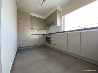 Dit duplex appartement gelegen op de 3 de verdieping bestaat uit: inkomhal, toilet, berging en wasruimte, woonkamer met open moderne keuken,...