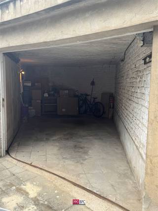 Garagebox aan de achterkant van een kleine mede-eigendom, ideaal om uw wagen te parkeren of als opslagruimte.Uitstekende opportuniteit voor een...