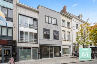 Handelspand met appartement gelegen op toplocatie in MechelenOp zoek naar een pand om jouw zaak uit te baten in combinatie met wonen? Dan is dit, te...