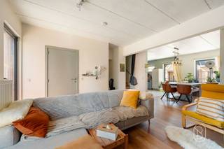 Instapklaar duplexappartement met 3 slaapkamers, + ruim gezellig terras in Brakel. Op zoek naar een ruim en instapklaar kwalitatief afgewerkt appartement op een centrale ligging? In de Gauwstraat, pal in het centrum van Brakel, vinden we dit aangename duplexappartement met 3 slaapkamers, een ruim terras en privatieve carport. Dankzij de grote raampartijen geniet de leefruimte bovendien van bijzonder veel natuurlijk licht.INDELING: Het appartement bevindt zich op de eerste verdieping van een kleinschalig appartementsgebouw. Inkomhal met toilet, gezellige lichtrijke leefruimte met open geïnstalleerde keuken, berging. Leuk gezellig terras, waar voldoende plaats is om gezellig te tafelen of tot rust te komen. Via de trap bereiken we de bovenverdieping: 3 slaapkamers en de badkamer. Er is daarnaast ook een ruime zolder over de gehele oppervlakte en een kelderberging.Te koop via Immo Beguin, jouw vastgoedexpert sinds 2009. Met kantoren in Ronse, Waregem, Kortrijk, Deinze, Doornik en Lessines. ✉️ info@immobeguin.be📞 +32 486 60 66 00
