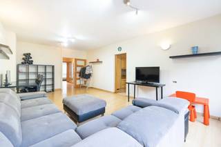 Idéalement situé à proximité immédiate du Parc Josaphat, des transports et de toutes les commodités, découvrez ce bel appartement de ± 90 m² au...