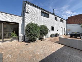 Laat u verrassen door de ruimte die deze verzorgde hoekwoning te bieden heeft. Gelegen op een rustige, maar vlot bereikbare locatie, combineert deze woning comfort met praktische indeling. Via de inkomhal komt u in de gezellige leefruimte met een lichtrijke zit- en eethoek. deze ruimte werd sinds 2025 voorzien van een nieuwe pelletkachel. Aansluitend bevindt zich de ruime, volledig geïnstalleerde keuken met eetplaats en een mooi uitzicht op de onderhoudsvriendelijke tuin met gezellig terras. Verder beschikt de woning over een berging, wasplaats en praktische bijkeuken die rechtstreeks bereikbaar is vanuit de tuin. De badkamer is uitgerust met een ligbad, douche en dubbele lavabo. Via de bijkeuken bereikt u de garage en naast de woning is er bijkomende parkeergelegenheid. De hobbykamer biedt tal van mogelijkheden en geeft toegang tot een ruime zolder met uitbreidingspotentieel. Op de eerste verdieping bevinden zich drie volwaardige slaapkamers. Via een trapluik bereikt u bovendien een extra bergzolder. De ideale gezinswoning voor wie op zoek is naar ruimte, rust en mogelijkheden!<br /><br />Extra troeven<br /><br />
<ul>
<li>gerenoveerd in 2022</li>
<li>nieuw dak</li>
<li>hoogrendemenstsglas</li>
<li>regenwaterput</li>
<li>pelletkachel sinds 2025</li>
<li>waterverzachter</li>
<li>topligging</li>
<li>instapklaar</li>
</ul>
<br />Deze woning is te koop ZONDER makelaar via het concept van Smart Houses. Wenst u verdere inlichtingen of een bezoek? Contacteer rechtstreeks de eigenaar via 0498/03.85.71