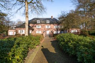 Deze karaktervolle en uitzonderlijk ruime villa, gebouwd in 1990, is gelegen op een absolute toplocatie in ’s-Gravenwezel, op een prachtig perceel...