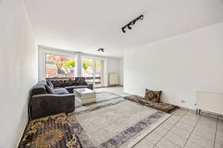 Welkom in dit tweeslaapkamer appartement dat gelegen is in het centrum van Brasschaat. Deze unit ligt op de 2de verdieping en maakt deel uit van...