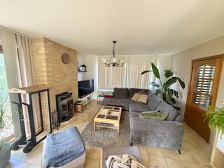 Villa op prachtig perceel van 870 m² in rustige omgeving te Nieuwpoort<br />Rustig wonen in een groene omgeving, met ruimte en potentieel? Deze vrijstaande villa uit 1989 is gelegen aan het einde van een doodlopende straat in de rustige Dudenhofenlaan te Nieuwpoort.<br />De woning beschikt over een bewoonbare oppervlakte van 164 m² en is gelegen op een mooi en ruim perceel van maar liefst 870 m², met verschillende bomen en struiken die zorgen voor een groene omgeving en aangename privacy.<br />Bij het betreden van de woning komt u in de inkomhal met gastentoilet. Op het gelijkvloers bevinden zich verder een ruime leefruimte, de keuken en een ruime garage. De praktische indeling biedt een goede basis voor wie de woning verder naar eigen smaak wil moderniseren.<br />Op de verdieping bevinden zich twee ruime slaapkamers en een badkamer.<br />De woning werd steeds goed onderhouden, maar is vandaag toe aan een renovatie. Dit biedt de nieuwe eigenaar de mogelijkheid om de woning volledig aan te passen aan de eigen wensen en hedendaagse woonbehoeften.<br />Ook buiten heeft deze villa heel wat te bieden. De ruime tuin is omgeven door groen en beschikt over een tuinhuis. De oprit biedt bovendien plaats aan een grote wagen.<br /><br />Een interessante opportuniteit voor wie op zoek is naar een ruime woning op een mooi perceel en bereid is om de woning te renoveren en volledig naar eigen smaak in te richten.<br />Kom de mogelijkheden van deze villa zelf ontdekken!