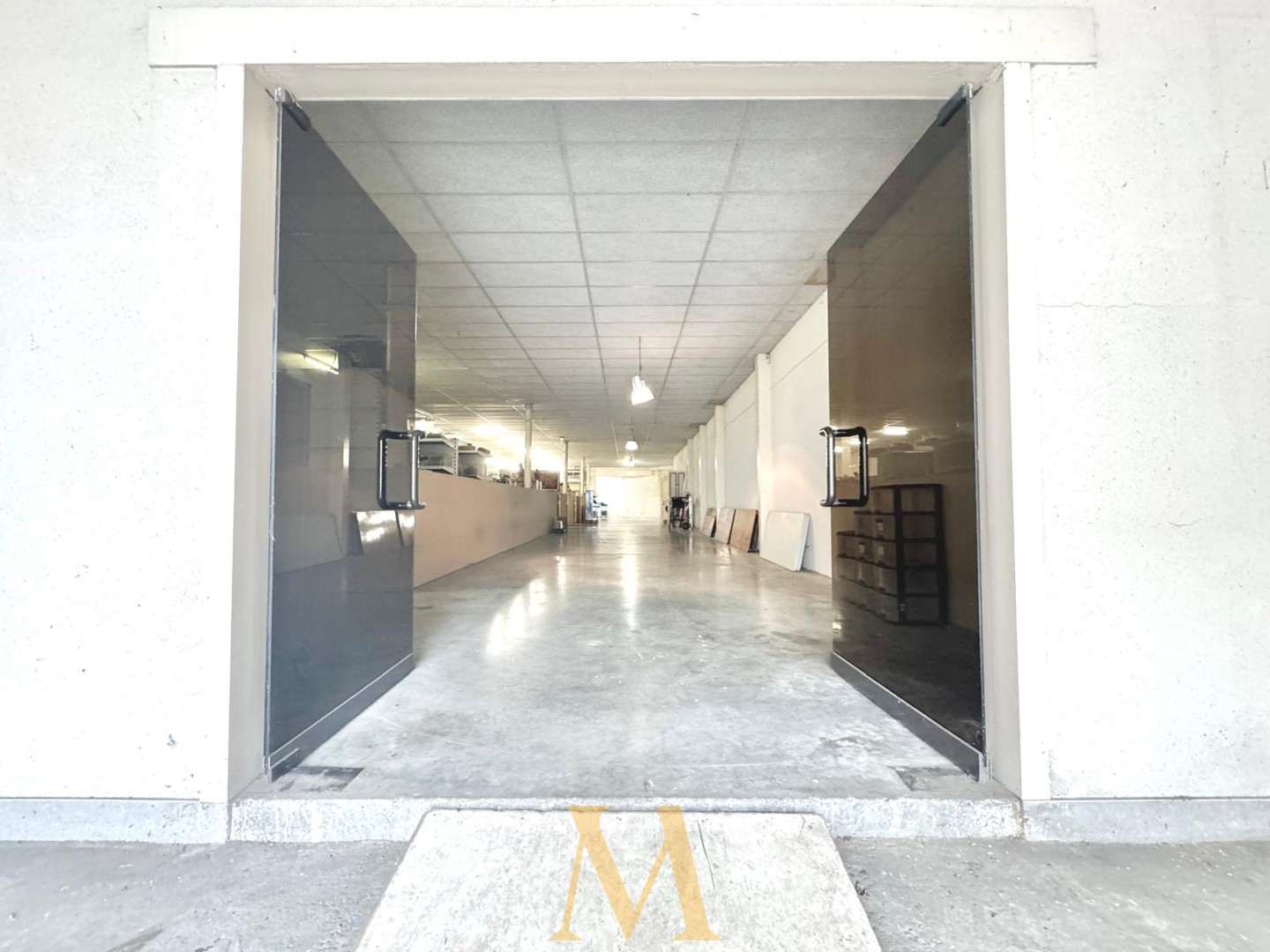 Ruim magazijn van 596 m² met twee inrijpoorten, kantoorruimte, grote garage en parking op 683 m² grond - foto 5