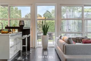 Voor meer info en foto’s, surf naar www.swevers.be – Deze stijlvolle open bebouwing in het gegeerde Bolderberg combineert luxe, comfort en rust op een uitzonderlijke locatie. Gelegen in een doodlopende straat nabij circuit Zolder geniet u hier van maximale privacy, een prachtig aangelegd perceel van 11a 60ca en een instapklaar geheel met hoogwaardige afwerking. De woning werd gebouwd in 2003 en doorheen de jaren zorgvuldig vernieuwd, met onder meer een vernieuwde badkamer, zonnepanelen, een volledig heraangelegde tuin en een nieuwe boiler. Binnen zorgt de lichtrijke leefruimte dankzij de grote raampartijen voor een aangename sfeer en een mooi zicht op de tuin. Het gelijkvloers beschikt verder over een open keuken van 16 m² met aansluitend een aparte berging, een apart gastentoilet en een bureau. Vloerverwarming in combinatie met extra radiatoren garandeert optimaal wooncomfort. Op de verdieping bevinden zich twee zeer ruime slaapkamers van 20 m² en 31 m² met badkamer, apart toilet en extra opbergruimte. De vrijstaande garage van 42 m² biedt bijkomende plaats voor wagens, fietsen of hobbyruimte. Ook buiten is het volop genieten. De tuin werd volledig heraangelegd en beschikt over een automatisch sproeisysteem. Dankzij de zonnepanelen en het alarmsysteem scoort de woning eveneens uitstekend op vlak van energiezuinigheid en veiligheid. De ligging is een extra troef, met winkels, scholen, restaurants en openbaar vervoer vlakbij en een vlotte verbinding naar de autosnelweg. Een ideale woning voor wie op zoek is naar ruimte, kwaliteit en comfortabel wonen in een groene en residentiële omgeving. Voor meer informatie, bel 011 255 155. Bron bewoonbare oppervlakte: EPC – verslag.