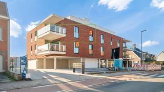 Studio 2.2 bevindt zich op de 2e verdieping van Residentie Lavadero en beschikt over 1 ruime slaapkamer.<br />Bezoek het modelappartement en verhuis of verhuur bij akte! De studio is een ideale investering!<br /><br />Bij het ontwerp van dit <strong>kleinschalig project</strong> werd ook goed nagedacht over de inplanting van de appartementen om te genieten van <strong>maximale lichtinval</strong>. <br />De <strong>gemeenschappelijke binnentuin</strong> is een kleine groene oase. <br /><br />Het appartementsgebouw bestaat uit slechts <strong>4 bouwlagen</strong>.<br />Het gelijkvloerse gedeelte werd voorbehouden voor garages, overdekte parkeerplaatsen, fietsenstalling, gemeenschappelijke ruimtes voor technieken en berging. De appartementen zelf zijn gesitueerd op het <strong>eerste tem derde verdiep</strong> waardoor <strong>inkijk minimaal</strong> is en je in alle rust kunt genieten. <br /><br /><span>Voor een </span><strong>bezoek aan het ingerichte modelappartement</strong><span><span><span><span><span><span><span><span><span> neem je </span></span></span></span></span></span></span></span></span><strong>contact </strong><span><span><span><span><span><span><span><span><span>op met </span></span></span></span></span></span></span></span></span><strong>Fries </strong><span><span><span><span><span><span><span><span><span>van '</span></span></span></span></span></span></span></span></span><span><strong><span><span>MijnHabitat</span></span></strong></span><span><span><span><span><span><span><span><span><span><span>' via </span></span></span></span></span></span></span></span></span></span><span><strong><span><span>fries@mijnhabitat.be</span></span></strong></span><span><span><span><span><span><span><span><span><span><span> of </span></span></span></span></span></span></span></span></span><strong>0476 05 94 63</strong> </span><br /><br /><span>De vermelde prijzen zijn exclusief registratierechten (12%) en exclusief BTW (21%)</span><br />