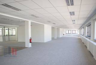 Office space of 587 m² for rentStrategically located just 250 meters from exit 18 of the Brussels Ring (R0), this building enjoys an excellent...