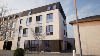 Bent u op zoek naar exclusief wonen met alle comfort? Dit prachtige dakappartement in Residentie Carolus combineert een doordachte indeling, hoogwaardige afwerking en een uitstekende ligging in het centrum van Oud-Turnhout. Met een opp van 105,6 m² en een zuidterras van 16 m² geniet u van een lichtrijke leefomgeving en een aangename buitenruimte.<br />Verkoop onder registratierechten. Betaling bij oplevering.<br /><br />Het appartement beschikt over een ruime leefruimte met open keuken, 2 volwaardige slaapkamers, een stijlvolle badkamer met bad en douche, een apart gastentoilet en een praktische berging. Grote raampartijen zorgen voor een optimale lichtinval en een mooi contact met het terras.<br /><br />Ook op technisch vlak is dit appartement volledig uitgerust met een luxueuze AEG-keuken, parketvloeren, vloerverwarming via een individuele lucht-waterwarmtepomp, ventilatiesysteem D, 5 zonnepanelen, aluminium buitenschrijnwerk, videofoon, lift, screens en rolluiken. Dankzij het E-peil lager dan E20 woont u bijzonder energiezuinig en geniet u van een uitstekend wooncomfort.<br /><br />Privatieve parkeerplaats en/of garagebox verplicht bij aan te kopen.<br /><br />Een uniek dakappartement voor wie op zoek is naar een stijlvolle, energiezuinige woning met alle voorzieningen binnen handbereik.