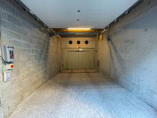 Emplacement souterrain avec ascenseur dans le centre historique d'Ostende, directement sur le front de mer.<br />La voiture est conduite dans la cage de l'ascenseur. (La hauteur de la voiture ne doit pas dépasser 1,5 m).