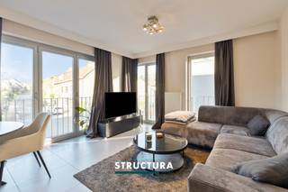 Vous êtes à la recherche d’un appartement soigné bénéficiant d’une situation centrale ou d’un investissement intéressant? Cet appartement d’environ 67 m² est situé au premier étage d’un immeuble récent construit en 2011, au centre de Meise. Grâce à son excellent certificat PEB B, à son installation électrique conforme et à son agencement fonctionnel, cet appartement constitue une belle opportunité, tant pour une occupation personnelle que pour un investissement.L’appartement est actuellement libre et est également proposé à la location au prix de €1.100 par mois.DispositionPremier étage: hall d’entrée, séjour lumineux avec cuisine ouverte, débarras pratique, salle de bains avec baignoire et deux chambres d’environ 11,5 m² et 8 m².Caractéristiques- Surface habitable d’environ 67 m²- Situé au premier étage d’un immeuble sans ascenseur- Année de construction: 2011- PEB B- Installation électrique conforme- Situation centrale- Actuellement libre, mais également proposé à la location à 1.100 €/mois- Intéressant tant pour une occupation personnelle que comme investissement- Mesures inscrites au registre des mesures: nonVous êtes à la recherche d’un appartement prêt à emménager, bénéficiant d’une situation centrale et offrant un potentiel locatif intéressant? Contactez Structura pour plus d’informations ou pour organiser une visite au 02/460.80.46 ou via info@structura.be.