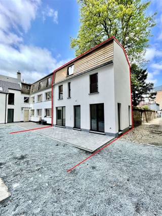 <p><span>NIEUWE MODERNE HALF-OPEN BEBOUWING</span></p><p><span>MET EIGEN RUSTIG GELEGEN PRIVÉ PLEIN</span></p><p><span> </span></p><p><span>Met veel trots presenteren wij u een nieuw gebouwde stadswoning.</span></p><p><span>tenmidden de vibrante universiteits buurt van Antwerpen, gelegen ten einde de rustige en privatieve Halfmanengang.</span></p><p><span> </span></p><p><span>Hierbij hoort een gemeenschappelijke tuinberging en de Halfmanengang.</span></p><p><span> </span></p><p><span>Kortom: Absolute Privacy tenmidden de Stad</span></p><p><span> </span></p><p><span>Gelijkvloers:</span></p><p><span>Inkomhal met apart gastentoilet met handenwasser en vestiairekast.</span></p><p><span>Centraal gelegen Woonkamer met open Keuken voorzien van alle comfort.</span></p><p><span>Toestellen: Inductie kookplaat, vaatwasser, enkele vaatbak, multifunctionele oven.</span></p><p><span>Berging naast keuken: mogelijkheid voor aansluiting Wasmachine en droogkast.</span></p><p><span>Polyvalente ruimte (EVT 3E SLK) met moderne regendouche en enkele lavabo</span></p><p><span> </span></p><p><span>1e Verdiep:</span></p><p><span>De 1e Slaapkamer is 16m² en zeer lichtrijk.</span></p><p><span>De 2e Slaapkamer is 27m² origineel ingedeeld met Vide, hier zal naar wens qua indeling nog een trap geplaatst worden bij de oplevering.</span></p><p><span>Centrale badkamer met grote inloop regendouche, enkele lavabo, wc en handdoekdroger.</span></p><p><span> </span></p><p><span> </span></p><p><span> </span></p><p><span>EEN IDEALE WONING VOOR IEDEREEN DAT VAN HET STADSE LEVEN WIL GENIETEN</span></p><p><span> </span></p><p><span> </span></p><p><span>Extra Troeven:</span></p><p><span>+ Ideaal voor Co-Housing 3 kamers</span></p><p><span>+ Vloerverwarming</span></p><p><span>+ Parkettegel doorheen de volledige woning</span></p><p><span>+ A EPB (in opmaak)</span></p><p><span>+ MOBISCORE 9,3/10</span></p><p><span>+ Ventilatie Type D </span></p><p><span>+ ENERGIEZUINIG! (E20)</span></p><p><span>+ Internet en TV-aansluiting in elke kamer</span></p><p><span>+ Onderhoudsvriendelijk</span></p><p><span>+ UNIEKE LOCATIE</span></p><p><span> </span></p><p><span>AANKOOP 6% BTW MOGELIJK (onder voorwaarden) </span></p><p><span> </span></p><p><span>Informatieplicht: Vg, Wg, Gmo, Gvv, Vkr, Niet overstromingsgevoelig</span></p><p><span> </span></p><p><span>MOGELIJKHEID BIJ TE KOPEN PARKING.</span></p><p><span>2 PLAATSEN BESCHIKBAAR</span></p><p><span>TELKENS MET AUTOLIFT OP 90 M VAN LOCATIE</span></p><p><span>€40.000 PER PARKING</span></p><p><span> </span></p><p><span> </span></p><p><span> </span></p><p><span> </span></p><p><span> </span></p><p><span> </span></p><p><span> </span></p><p><span> </span></p><p><span> </span></p>