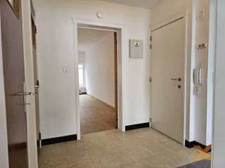 TOF LICHTRIJK 1 SLPK GELIJKVLOERSAPPARTEMENT. Bestaande uit: Inkomhal met vestiaire/schoenenkast, lichtrijke woonkamer (24m2), keuken,...