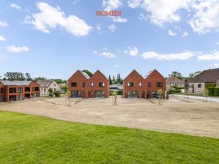 Met trots bieden wij u deze prachtige urban villa aan, gelegen in het groene hart van Haasrode. Deze architecturale parel met een bewoonbare oppervlakte 270m<sup>2</sup> wordt gebouwd met eerstekeuze bouwmaterialen en energiebesparende maatregelen. De woning wordt uitgerust om te voldoen aan de hedendaagse noden van haar toekomstige bewoners, zoals zonnepanelen, regenwaterrecuperatie en ventilatiesysteem D. Daarnaast beschikt de woning over vloerverwarming, aangedreven door een geothermische warmtepomp (met passieve koeling), wat zorgt voor een aangenaam, energie-efficiënt en kostenbesparend binnenklimaat, het hele jaar door. De urban villa heeft een eigen terras van 21m<sup>2</sup> en tuin van maar liefst 185m<sup>2</sup>, omringd door een groen parkgebied. De gelijkvloerse verdieping omvat een leef- en woonruimte met open keuken, die naadloos overgaat in de buitenruimte. Op de bovenverdiepingen bevinden zich vier slaapkamers, een badkamer, een apart toilet en een zolderruimte voor extra opbergruimte of tot 2 bijkomende slaapkamers. De woning beschikt over een privé kelder en twee autostaanplaatsen in de ondergrondse garage. Een extra pluspunt zijn de ruime afwerkingsbudgetten, waarmee u volledige vrijheid heeft om de woning naar eigen smaak af te werken. Wilt u de eerste bewoner zijn van deze gloednieuwe woning? Interesse? 016 22 82 22 of info@homies.be