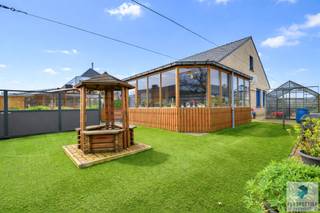 KNESSELARE – Ruime gelijkvloerse woning met 3 slaapkamers en zuidwestgerichte tuin<br />Inkomhal met apart gastentoilet en toegang tot de ruime, lichtrijke leefruimte met zit- en eetplaats.<br />De ingerichte keuken beschikt over een praktische eethoek en sluit aan op de veranda.<br />Via de nachthal bereikt men drie slaapkamers, een badkamer, ruime wasplaats/berging en een garage.<br />Op de verdieping kunnen extra slaapkamers worden ingericht.<br />Vooraan de woning bevindt zich een oprit met voldoende parkeermogelijkheden. Achteraan geniet men van een verzorgde, zuidwestgerichte tuin met groot terras en tuinhuis.<br /><br />Extra informatie:<br />- Inclusief zonnepanelen en energieopslag via batterij (2 * 5,4 KW)<br />- Stedenbouwkundige inlichtingen in aanvraag<br /><br />Voor meer informatie of het inplannen van een plaats bezoek, contacteer ons via 050/550.750 of info@perspectiefvastgoed.be