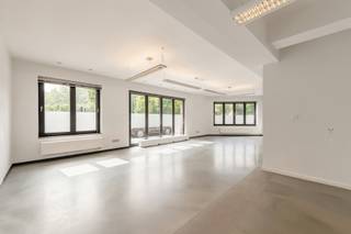 Profileer uw bedrijf op één van de meest zichtbare adressen van Brugge. Deze instapklare kantoorruimte van 237 m² is gelegen langs een belangrijke verkeersader en biedt uw onderneming de permanente zichtbaarheid van een billboard - 365 dagen per jaar.<br /><br />De ruimte is volledig uitgerust en direct operationeel:<br /><br />- Inclusief keuken en sanitaire voorzieningen.<br />- 38 m² kelder- en stockageruimte.<br />- Airconditioning en fibernet.<br />- Alle comfort voor een moderne werkomgeving.<br /><br />Optioneel beschikbaar: tot 5 privé-parkeerplaatsen - een waardevol aanbod.<br /><br />Functionaliteit, comfort én commerciële uitstraling - alles onder één dak, op een locatie die werkt voor u.<br /><br />Er zijn geen maatregelen gevonden op dit kadastraal perceel volgens onze opvraging bij het Maatregelenregister. <br /><br />Asap een bezoek inplannen?<br />Contacteer Katrien via 0477 46 53 11 of via katrien@waeyler.be.