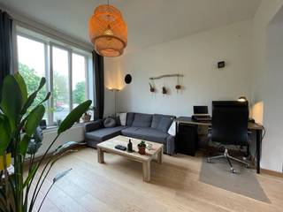 Hotspot Alert: Jouw lichtrijke oase aan het Astridpark 🌿✨<br /><br />Ben jij op zoek naar de ultieme balans tussen city vibes en pure rust? Stop met zoeken. Gelegen aan de statige Graaf De Smet De Naeyerlaan, met het prachtige Koningin Astridpark letterlijk als je voortuin, vind je deze waanzinnige studio.<br />Waarom je hier wil wonen:<br />Let there be light: Dankzij de grote ramen baden je leefruimte en slaaphoek in natuurlijk licht. Hier word je wakker met een instagramwaardig uitzicht op het groen.<br />Chef &amp; Chill: De open keuken is van alles voorzien (ja, ook een oven voor je late-night pizza’s) en vloeit naadloos over in de leefruimte.<br />Me-time: Na een lange dag duik je heerlijk in je eigen ligbad. Relax-modus: aan.<br />Locatie is alles: Op slechts 4 minuten trappen sta je in ‘K in Kortrijk’ of op een gezellig terrasje.<br />Dit is niet zomaar een studio, dit is jouw nieuwe happy place. Klaar om verliefd te worden?<br />👉 Stuur nu een berichtje en kom de sfeer proeven !<br />T : 056/705262<br />E : info@expertimmo.be<br />Contacteer ons, klik hier : CONTACT<br /><br />Vrij vanaf : 01 mei 2026, tenzij de huidige huurder nog niet is vertrokken, dan wordt dit telkenmale met 1 maand verlengd.<br />EPC: 221 - C-label<br />HP: 700,00 + 100 euro gemeenschappelijke kosten (voorschot op warm en koud water en verwarming inbegrepen)<br />Geen katten en honden.<br />Bezettingsgraad : Max 2 personen.<br /> 