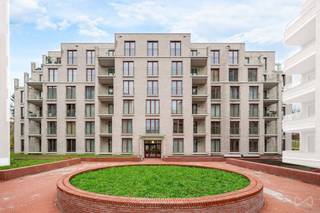 Telefoon: 02 318 18 08 - Het Quincy Project is gelegen op de site van Tour &amp; Taxis als onderdeel van het Iconic Park Lane project. Het project werd ontworpen door architectenbureau noA, die samenwerkten met Sergison Bates en awg aan het concept en het ontwerp van Park Lane. Het gebouw telt 5 verdiepingen en 46 appartementen (1-2 &amp; 3 slaapkamers), die allemaal ruime woonkamers bieden met een eersteklas afwerking, evenals prachtige terrassen met uitzicht op de tuinen van het project of het Tour &amp; Taxis-park. <br />Het project is uitgerust met zonnepanelen, driedubbele beglazing en een regenwaterterugwinningssysteem, waardoor het de allerbeste energie-efficiëntie biedt. <br />Het is een gegarandeerde investering in een wijk die volledig op de schop gaat!