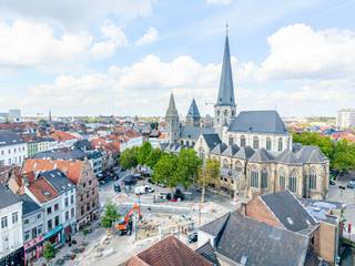 Dit duplexappartement met zonneterras bevindt zich in het historische stadscentrum van Gent, in een kleinschalige residentie. Dankzij deze unieke ligging bevinden gezellige terrassen, winkels, openbaar vervoer en alle dagelijkse voorzieningen zich op wandelafstand.<br /><br />Het gebouw dateert van circa 350 jaar geleden en ademt authenticiteit. In 2013 vormden de huidige eigenaars de oorspronkelijke zolderruimte om tot een warme en karaktervolle thuis. Dankzij hun ervaring in de bouwsector werd de renovatie bijzonder kwalitatief uitgevoerd, met zorgvuldig gekozen materialen en oog voor detail.<br /><br />De tweede verdieping heeft een open indeling, waarbij de woonkamer, eetruimte en keuken naadloos in elkaar overvloeien. Een gastentoilet en een praktische berging naast de keuken vervolledigen deze verdieping.<br /><br />Op de bovenste verdieping bevinden zich twee slaapkamers, waarvan één momenteel als hobby- en bergruimte wordt gebruikt. De nachthal biedt toegang tot een dressing met extra opbergniveau, de badkamer, de ruime hoofdslaapkamer en een van de absolute blikvangers van het appartement: het zonnige terras. Van hieruit geniet u van een uniek uitzicht op de iconische Gentse torens – een zeldzame troef die bij heel wat Gentenaren hoog op de bucketlist staat.<br /><br />Daarnaast beschikt het appartement over een ruime, privatieve berging op de benedenverdieping, waardoor er aan opslagruimte geen gebrek is.<br /><br />Interesse in dit unieke appartement op een toplocatie in Gent? Aarzel dan niet en neem contact op met Brent via brent@immofrancois.be voor meer informatie of om een bezoek in te plannen. Tot binnenkort!<br /><br />
