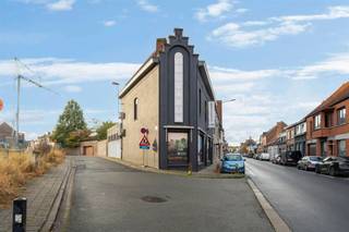On an approach road to Lauwe and on a very visible corner, you can find this commercial property with spacious apartment.The retail space has...