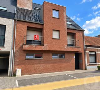 <strong>Uitstekend gelegen energiezuinig ruim appartement met 2 slaapkamers én 3 terrassen in het centrum van Tessenderlo (Tessenderlo-Ham). </strong><br /><br /><span><strong>Indeling</strong></span><br />+ Inkomhal met inbouwkasten <br />+ Ruime leefruimte<br />+ Volledig geïnstalleerde open keuken (vaatwasser, zelfreinigende oven, frigo, kookvuur,...) <br />+ Apart gastentoilet<br />+ Berging/wasplaats met aansluiting WM/DK<br />+ Nachthal <br />+ 2 slaapkamers met ingebouwde kasten, waarvan 1 met dressing<br />+ Badkamer voorzien van alle comfort (ligbad, douche en lavabomeubel)<br /><br /><span><strong>Energie & technieken</strong></span><br />+ C.V. op aardgas <br />+ EPC: 112 kWh/m²/jaar - Label B met UC: 3964457<br />+ Alle ramen zijn voorzien van elektrische rolluiken en vliegenramen<br /><br /><span><strong>Extra troeven</strong></span><br />+ Zonneterras achteraan aanwezig <br />+ Elke slaapkamer heeft een aangenaam terras aan de voorzijde<br />+ Autostaanplaats en kelderberging zijn inbegrepen in de huurprijs<br /><br /><em><strong>Het appartement geniet van een uitstekende ligging nabij het centrum van Tessenderlo-Ham, met winkels, scholen en openbaar vervoer in de nabije omgeving. Bovendien zorgt de vlotte verbinding naar de E313 voor een ideale bereikbaarheid richting Antwerpen en Hasselt.</strong></em>