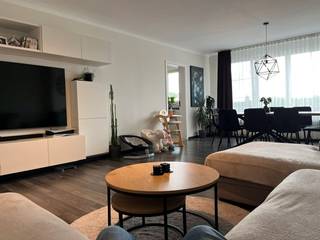 Instapklaar appartement op 3de verdieping (mét lift) gelegen in woonwijk Fort 4, achter het domein van kasteel Cantecroy, in een groene omgeving en een straat zonder doorgaand verkeer. Gunstige ligging nabij de Krijgsbaan, belangrijke invalswegen, scholen, openbaar vervoer, ... (mobiscore 9/10).<br />Het appartement bevindt zich in een zeer verzorgd gebouw en werd smaakvol vernieuwd naar het hedendaags comfort. Je komt het appartement binnen in een centrale hal met praktische berging/wasplaats en apart toilet. Je betreedt verder een ruime lichtrijke woonkamer 34m² met aansluitend een moderne en praktische keuken. Fraai ingerichte badkamer met inloopdouche en 2 slaapkamers (16 en 9m²) aan de achterzijde van het gebouw. De kleine kamer geeft toegang naar het terras van ca. 1m x 2m70. Bij het appartement hoort een privatieve kelderberging en een inpandige autostaanplaats.<br />Elektriciteit is conform. Voor een bezoek, maak een afspraak!<br />