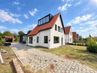 <p>Op zoek naar een <strong>kwalitatieve, energiezuinige en instapklare gezinswoning</strong> met ruimte, comfort én een zonnige tuin? Deze volledig gerenoveerde, alleenstaande woning met een stijlvolle, moderne aanbouw is gelegen vlak bij het centrum van Sijsele.</p>
<p>De woning geniet van <strong>veel natuurlijk licht en een aangename indeling</strong>, waardoor elke ruimte ruimtelijk en uitnodigend aanvoelt.</p>
<p><strong>De woning biedt onder meer:</strong></p>
<ul>
<li>Een <strong>ruime keuken met aansluitende eetruimte</strong></li>
<li>Een gezellige <strong>leefruimte met afsluitbare bureauruimte</strong>, ideaal voor thuiswerk</li>
<li><strong>3 volwaardige slaapkamers</strong> - <strong>2 badkamers</strong></li>
<li>Een <strong>droge kelder</strong>, een praktische <strong>bijkeuken en afzonderlijke wasplaats</strong></li>
<li>Een <strong>ruime, zonnige tuin</strong> met buitenberging/garage</li>
<li><strong>3 terrassen</strong>: vooraan, in de zijtuin en aan de achterzijde</li>
<li><strong>Vloerverwarming</strong> via een energiezuinige <strong>lucht-waterwarmtepomp</strong></li>
</ul>
<p><strong>Kwalitatieve afwerking in het vooruitzicht</strong></p>
<p>De woning wordt <strong>schilderklaar afgewerkt</strong>, waarbij verschillende elementen nog verder worden afgewerkt om het geheel een hoogwaardige en hedendaagse uitstraling te geven:</p>
<ul>
<li>Kaleien van de gevel van de bestaande woning</li>
<li>Afwerking van de gevel van de aanbouw met <strong>zwart latwerk</strong></li>
<li>Buitenberging/garage wordt bekleed met <strong>zwart hout</strong> en voorzien van elektriciteit</li>
<li>Plaatsing van <strong>parket in de leefruimte en slaapkamers</strong></li>
<li><strong>Maatmeubilair</strong> voor keuken, badkamer en slaapkamers</li>
<li>Optioneel kan de <strong>aanleg van de oprit en tuin</strong> nog worden besproken</li>
</ul>
<p>Dankzij de combinatie van <strong>karaktervolle architectuur, moderne accenten, energiezuinige technieken en een ruime zonnige tuin</strong> is dit een woning die zowel vandaag als in de toekomst bijzonder aangenaam wonen biedt.</p>
<p>De <strong>gunstige ligging nabij het centrum van Sijsele</strong> zorgt bovendien voor een vlotte bereikbaarheid van winkels, scholen, openbaar vervoer en belangrijke verbindingswegen.</p>
<p><strong>Een ideale woning voor wie op zoek is naar comfort, ruimte en energiezuinig wonen. <br /><br /></strong>Contacteer Bonne Vastgoed voor meer info of voor het inplannen van een bezoek via info@bonnevastgoed.be of via 050/73.73.73.<strong> </strong></p>
