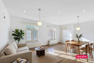 Dit centraal gelegen handelspand te koop in Rijkevorsel is opgedeeld in een handelsgelijkvloers en duplexappartement erboven. Beiden onmiddellijk beschikbaar!Het handelsgelijksvloer kent de volgende indeling: - vooraan een multifunctionele ruimte aan de straat van ca. 33 m²- tweede gedeelte aan het terras die deels als keuken in gericht is van ca. 22,5 m²- berging van ca. 7 m²- gastentoilet beschikbaar vanuit de voorste ruimte- gezellig terras aanwezig met zicht op de kerktoren van maar liefst ca. 47 m²Het appartement heeft op de eerste verdieping een leuke woonkamer, open keuken, badkamer met ligbad en toilet en wasplaats. Op de tweede verdieping is de slaapkamer met aansluitend een dressing/ 2de (slaap)kamer met ingemaakte kasten.Divers: - Gunstig EPC met een B-label voor het handelspand en het appartement- Vuur werende plafondbekleding in de voormalige frituur, nu staat het gelijkvloers leegBent u geïnteresseerd en wenst u graag een bezoek? Aarzel dan zeker niet om ons te contacteren! U kan mailen naar leen.van.bavel@dewaele.com of bellen via 0468 320 677.Dewaele | Vastgoed met advies, Contacteer ons indien u wenst te (ver)huren of (ver)kopen in de Noorderkempen!Deze AI-visualisaties zijn bedoeld als inspiratie. Er werd geen rekening gehouden met technische specificaties, stedenbouwkundige voorschriften of de concrete mogelijkheden tot realisatie.De eigendom wordt aangeboden via de Power-sale formule. Van 04/06/2026 om 09:00 tot 26/06/2026 om 16:00 kan u de woning op afspraak komen bezichtigen en een bod uitbrengen. De vermelde prijs is een instelprijs. Voor meer info, gelieve contact op te nemen met de dossierverantwoordelijke.Bestuursmaatregelen in het maatregelenregister: nee