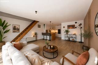 Op zoek naar een <strong>instapklaar </strong>appartement met verrassend veel ruimte, een moderne afwerking én een uitstekende ligging? Dan is dit volledig vernieuwde duplex appartement in Sint-Niklaas zeker een bezoek waard!<br /><br />Met een bewoonbare oppervlakte van ca. 111 m², twee volwaardige slaapkamers, een ruime leefruimte, moderne keuken en badkamer én een grote zolder als extra bergruimte, biedt dit appartement alle <strong>comfort </strong>voor wie zorgeloos wil wonen. De centrale ligging vlakbij het station, winkels, scholen en openbaar vervoer maakt het plaatje compleet.<br /><br />Indeling<br />- Gelijkvloers<br />- Gemeenschappelijke inkomhal<br />- Verzorgde private inkomhal<br />- Apart <strong>gastentoilet</strong><br />- Praktische berging<br />- Zeer ruime en <strong>lichtrijke </strong>leefruimte<br />- Open, volledig vernieuwde keuken met kwalitatieve toestellen en zitplaats<br /><br />Eerste verdieping<br />- Nachthal<br />- Twee <strong>volwaardige </strong>slaapkamers<br />- <strong>Moderne </strong>badkamer met inloopdouche en regendouche<br /><br />Zolder<br />- Bereikbaar via een uitklapbare trap<br />- Ruime zolder van ca. 23 m² (hoogte ca. 1,75 m)<br /><br />Buitenruimte<br />- <strong>Privatieve staanplaats afzonderlijk aan te kopen voor €15.000</strong><br /><br />Extra troeven<br />- Volledig <strong>vernieuwd </strong>en instapklaar<br />- Elektriciteit conform <br />- Nieuwe keuken en stijlvolle badkamer<br />- Vernieuwde verwarmingsinstallatie<br />- Dak <strong>geïsoleerd </strong>(20 cm)<br />- Nieuwe ramen met <strong>dubbele </strong>beglazing<br />- Elektrische rolluiken<br />- EPC-label C - <strong>geen</strong> <strong>renovatieverplichting</strong>! <br />- Lage maandelijkse syndicuskosten <br /><br />Graag meer informatie of een bezoek? Contacteer ons via 03.377.55.00 of waasland@deboerenpartners.be