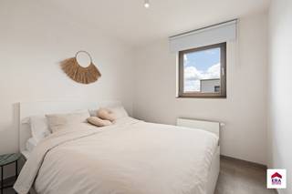 <p>Te koop: moderne halfopen vakantiewonig nabij de duinen.</p>
<p> </p>
<p>Deze woning, gebouwd in 2021, combineert eigentijdse architectuur met een rustige ligging in een groene omgeving. Gelegen in een verzorgd vakantiepark, geniet u van een aangename sfeer en alle faciliteiten binnen handbereik. De halfopen structuur zorgt voor extra lichtinval en privacy, terwijl de nabijheid van het openbaar vervoer uw bereikbaarheid vergroot. Met twee slaapkamers en een praktische indeling is deze vakantiewoning ideaal voor wie comfort en gemak zoekt.</p>
<p> </p>
<p>Belangrijkste ruimtes:<br />• Inkomhal met directe toegang tot de leefruimte.<br />• Gezellige living met veel lichtinval.<br />• Moderne keuken met functionele opstelling.<br />• Badkamer met douche en wastafel.<br />• Twee comfortabele slaapkamers.<br />• Apart toilet.</p>
<p> </p>
<p>Troeven:<br />• Bouwjaar 2021 – instapklaar en energiezuinig.<br />• Rustige ligging in vakantiepark.<br />• Nabij duinen.</p>
<p> </p>
<p>Neem vandaag nog contact op met uw ERA-makelaar voor een bezoek.</p>
<p> </p>
<p>JOUW DROOMHUIS. ZO GEVONDEN!</p>