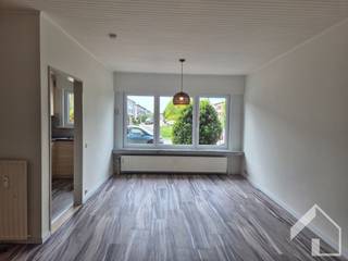 Gerenoveerd appartement op het gelijkvloers met 2 slaapkamers, tuin en garage! Gelegen nabij het centrum van Hoevenen vinden we dit kleinschalig...