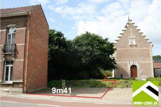 Bezoek dit perceel rechtstreeks op de website van Immo Leroi: https://www.immo-leroi.be/pand/kopen-grond-tongeren/2405192<br /><br />Dit bouwperceel is gelegen langs de Luikersteenweg te Vreren, net naast de prachtig gerestaureerde en geklasseerde kapel.<br />De totale oppervlakte bedraagt 3a 95ca.<br />Het perceel heeft een breedte langs de straat van 9m41.<br />De perceelsdiepte bedraagt 34m50.<br />Het perceel is vrij van verkavelingsvoorschriften en bouwverplichting.<br />Bouwvoorschriften zijn te bespreken op de dienst Ruimtelijke Ordening van de stad Tongeren.